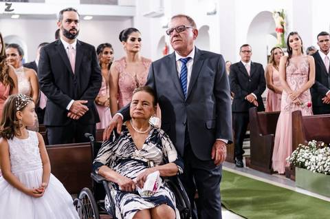 pais do noivo observando o casamento'