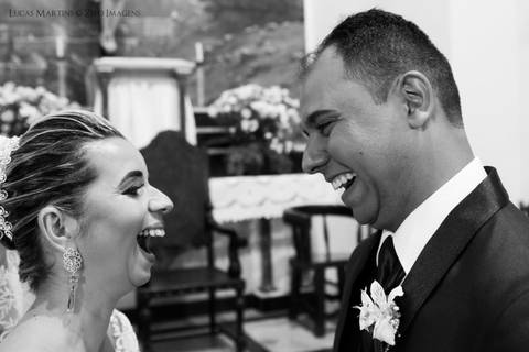 fotografia dos noivos sorrindo durante a cerimônia de casamento'