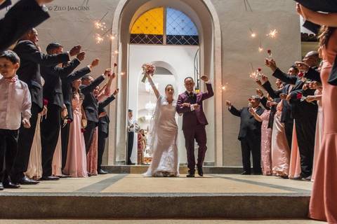 Saída dos noivos comemorando'