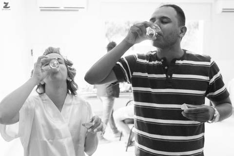 Fotografia dos noivos tomando tequila durante o making of, em casamento realizado em Araçuaí - MG '