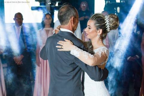 fotografia da noiva dançando a Valsa com seu pai em festa de casamento realizado em Araçuaí - MG'
