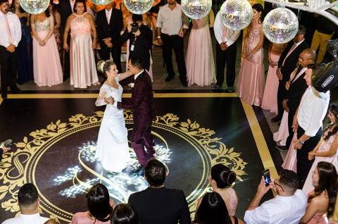 Fotografia dos noivos dançando a Valsa na festa de casamento feito em Araçuaí - MG'