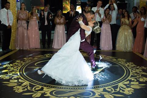 Fotografia dos noivos se beijando durante a Valsa na festa de casamento realizado em Araçuaí - MG'