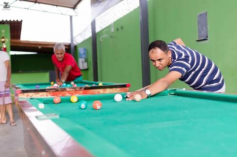 noivo jogando sinuca antes do casamento'