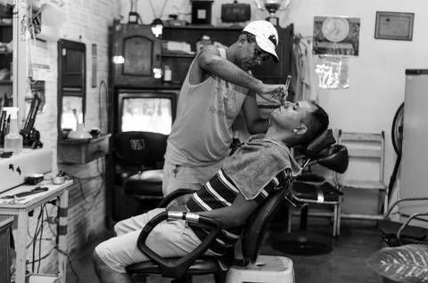 noivo na barbearia, antes do casamento'
