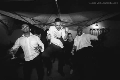 noivo dando sarrada com padrinhos'