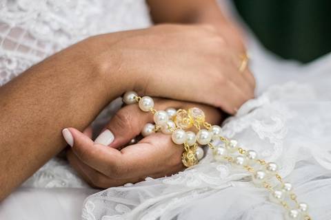 noiva segurando o terco'