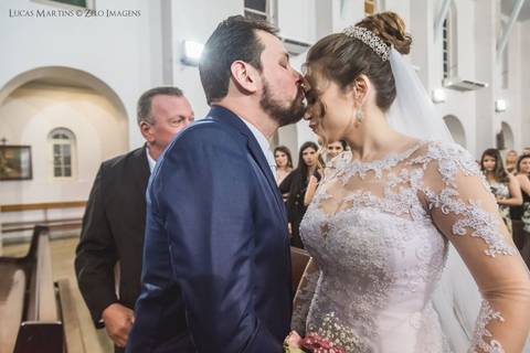 noivo recendo a noiva com beijo na testa'