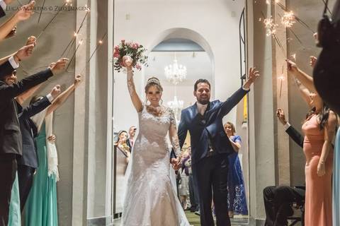 na saida da igreja padrinhos e madrinhas acendem os sparkles'