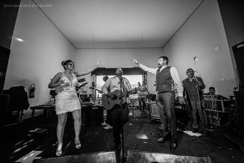 noiva curtindo a festa dancando no palco'