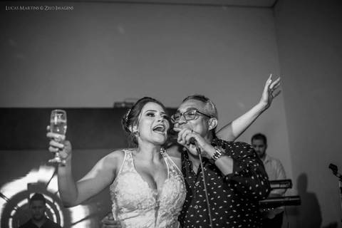 noiva cantando em sua festa'