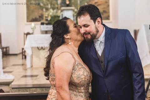 na igreja mae dando um beijo no noivo'