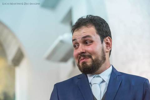 noivo emocionado na igreja'