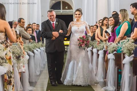noiva e seu pai entrando na igreja'