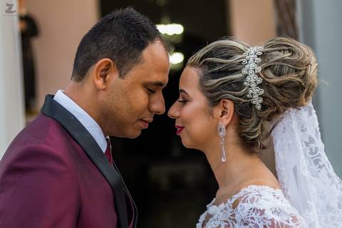 noivos encostando a ponta do nariz de olhos fechados'