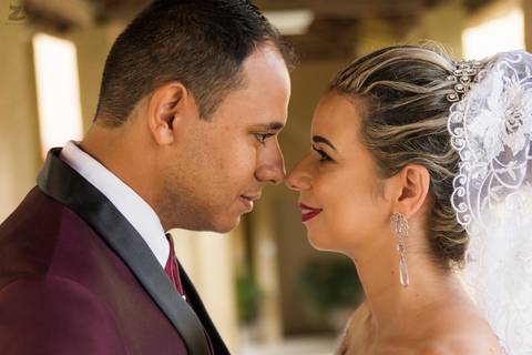 Casal se olhando, encostando a ponta do nariz.'