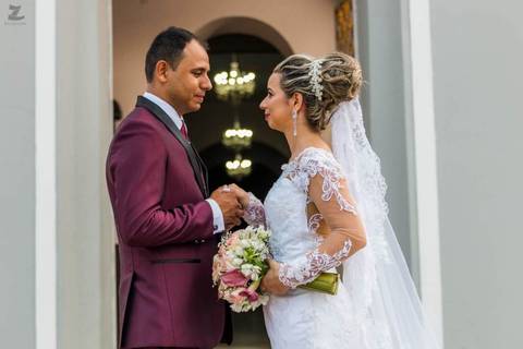 Noivo segurando a mão da noiva'