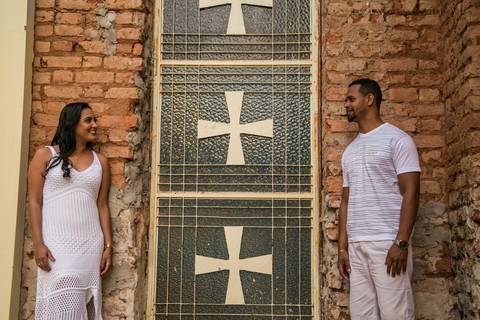 casal posa em frente a porta da igreja'