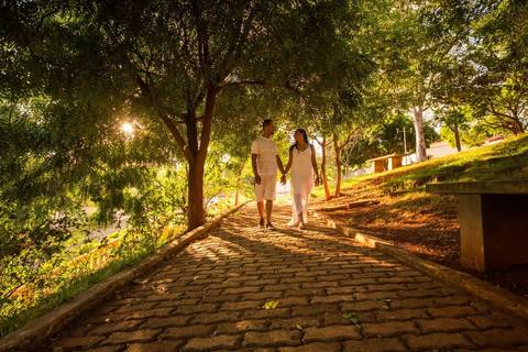 casal de maos dadas '