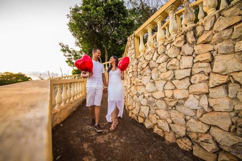 casal descendo rampa ao lado de muro de pedras'