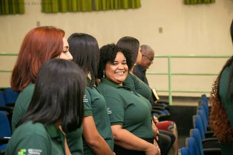 alunas sorrindo durante o culto ecumênico'