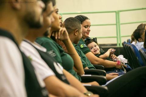 bebê de uma aluna sorrindo durante a celebração do culto ecumênico'