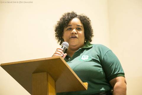 oradora da turma, suzana fazendo o uso da palavra no palco'