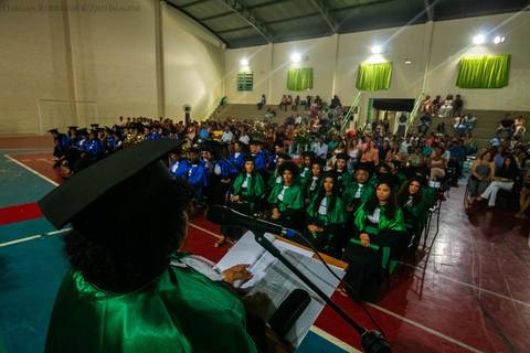 Formanda suzana faz seu discurso para a sala durante a colação de grau'