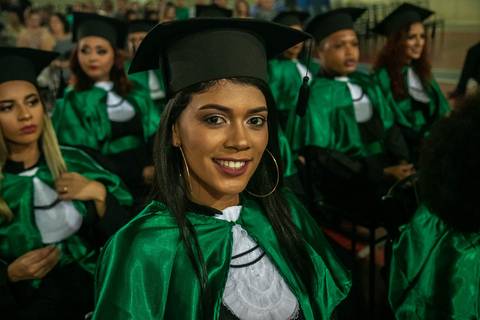 Formanda clara posando durante a colação de grau'