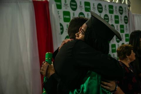 Formanda Thauana abraçando emocionada o professor'