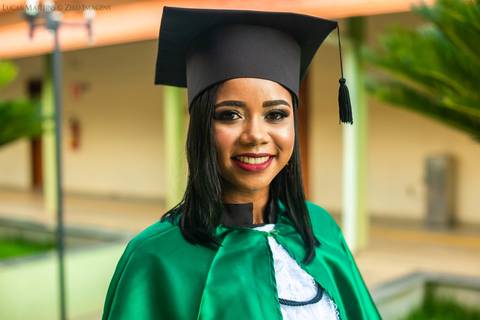 Formanda posa de beca no dia da colação de grau'