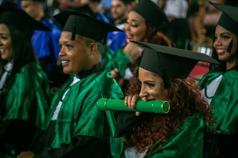 Formanda Elaine rindo durante a colação de grau'