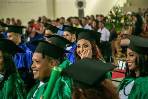 Formanda Hanna emocionada durante a colação de grau'
