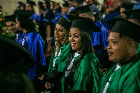 formandos sorrindo durante a colação de grau'