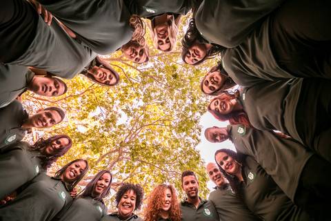 formandos juntos em circulo - foto tirado de baixo para cima'