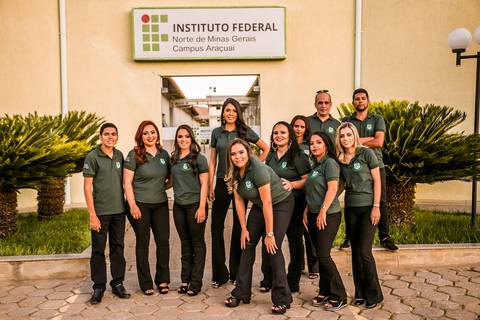 Formandos posando para a foto em frente a placa do instituto federal do norte de minas gerais'