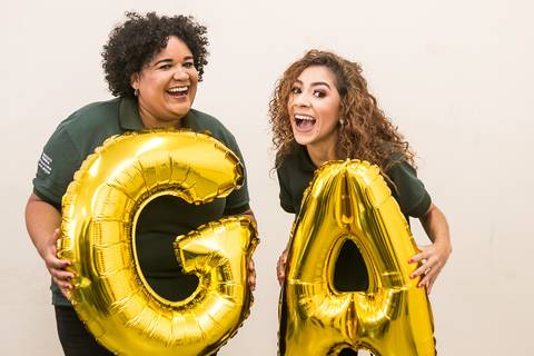 formandas gestão ambiental sorrindo segurando as letras G e A'