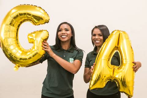 formandas gestão ambiental sorrindo segurando as letras G e A'