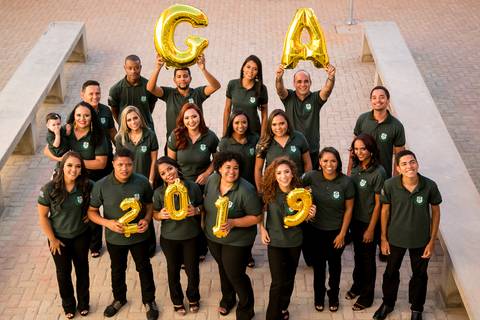 turma de formando posando para foto segurando as letras G, A e os número 2019'