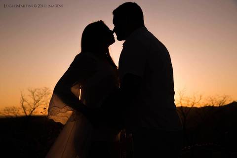 silhueta do casal ao por do sol'