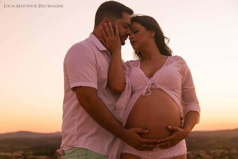 Casal posa ao por do sol'