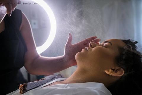 fotografia de aplicação de spray durante a maquiagem'