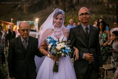 fotografia da entrada da noiva junto com seu avô e seu pai em casamento no campo no município de Coronel Murta em Minas Gerais'