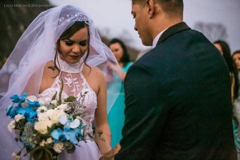 fotografia dos noivos durante o casamento'