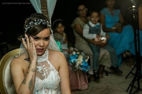 Fotografia da noiva emocionada, secando lágrimas durante o casamento realizado na cidade de Coronel Murta, Minas Gerais'