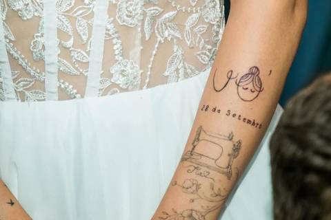 fotografia da tatuagem da noiva feita durante casamento, em coronel murta - mg'