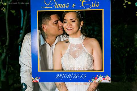 fotografia dos noivos dentro de moldura azul com o nome deles e a data do casamento'