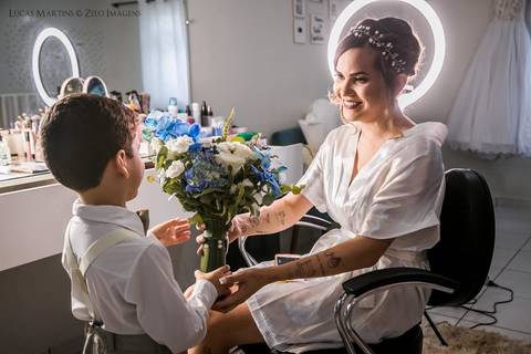 fotografia do filho da noiva entregando o buquê a ela durante o making of de casamento realizado em Coronel Murta - MG'