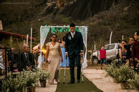 fotografia da entrada do noivo em casamento no campo em Coronel Murta'