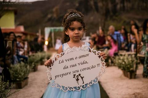 Entrada de daminha de honra segurando plaquinha escrita